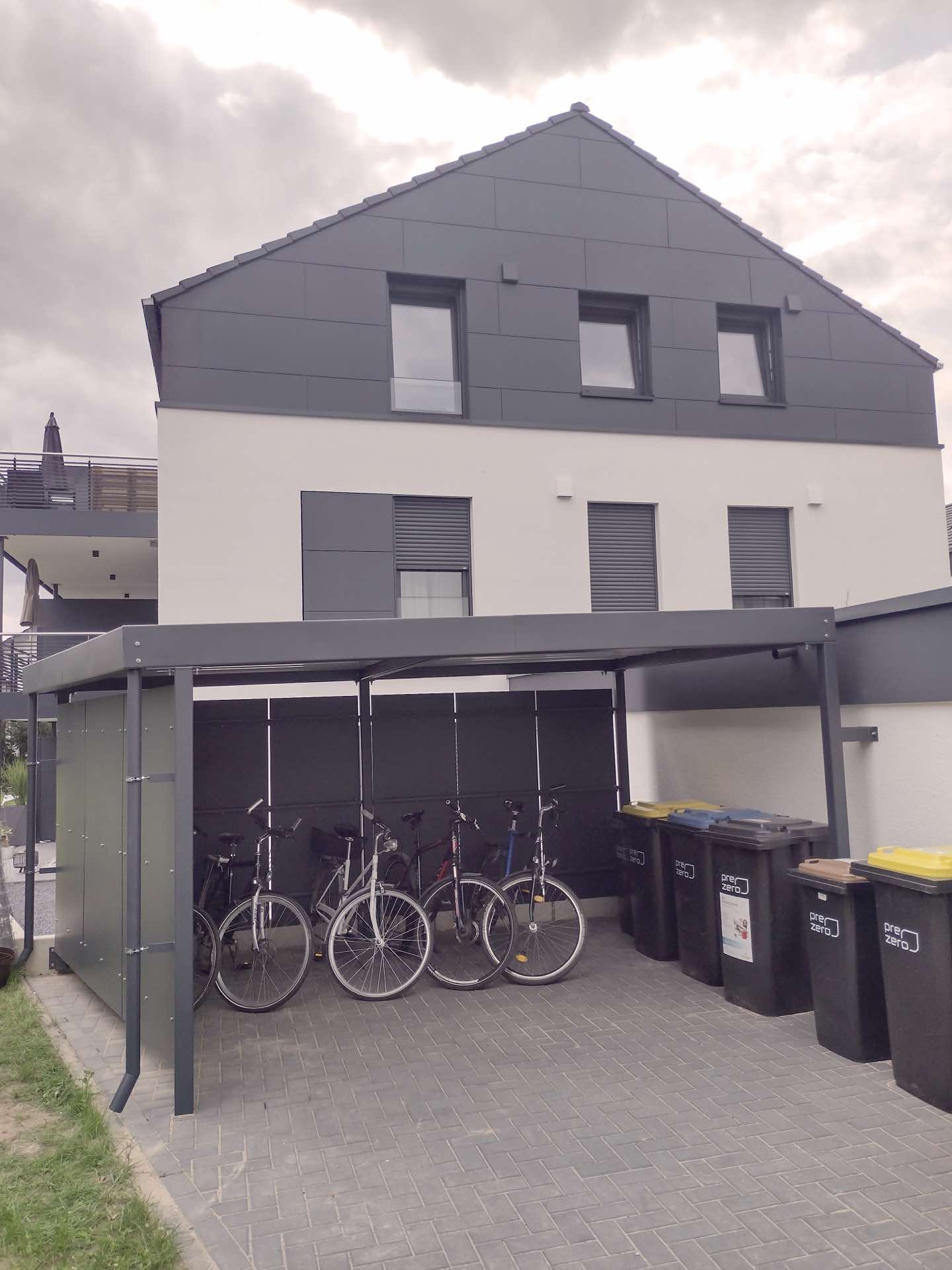 Fahrradunterstand pulverbeschichtet mit Trespaplatten