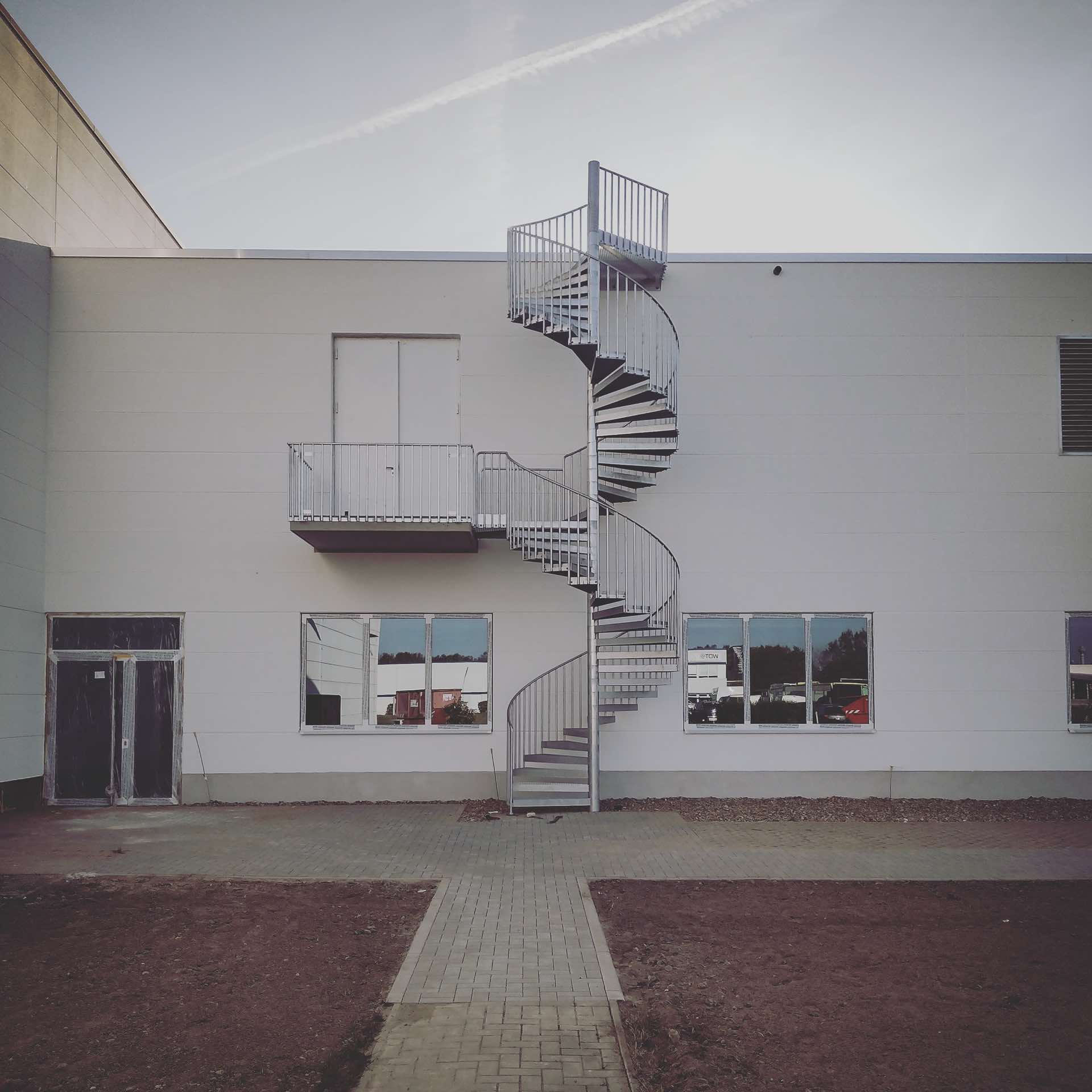 Wendeltreppe feuerverzinkt mit Rundrohrgeländer